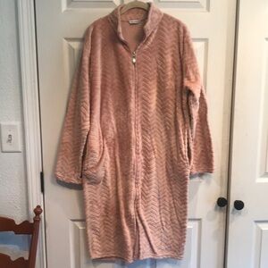 Mayfair brand size L zipper front robe w/ pockets
